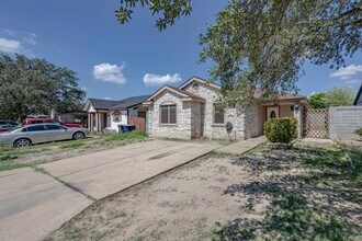 1416 Rd Runner Loop in Laredo, TX - Building Photo - Building Photo