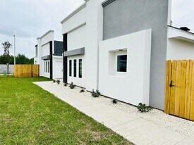 11002 N 33rd Ln, Unit 1 in McAllen, TX - Building Photo