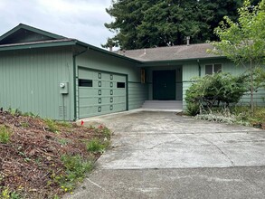 2549 Hilltop Ct in Arcata, CA - Building Photo - Building Photo