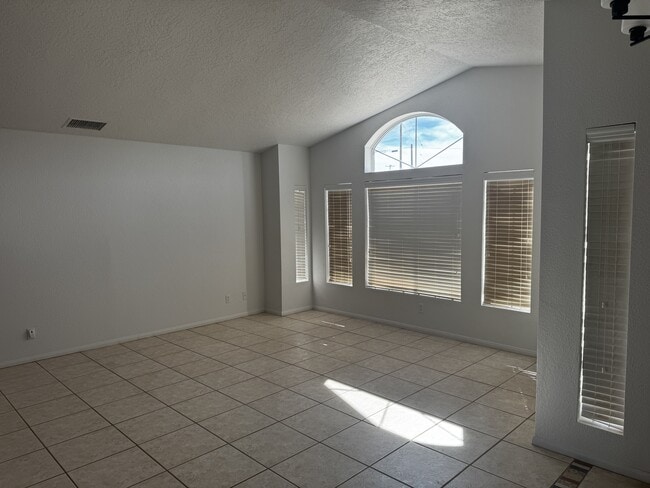 9191 White Rd in Phelan, CA - Building Photo - Building Photo