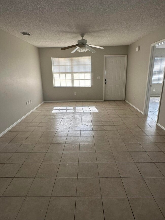 2480 SE Rock Springs Dr in Port St. Lucie, FL - Foto de edificio - Building Photo