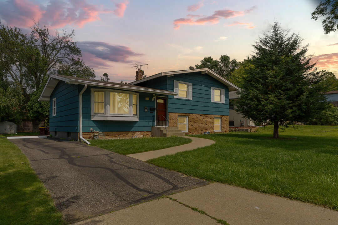 421 Ruby Dr in West St. Paul, MN - Building Photo