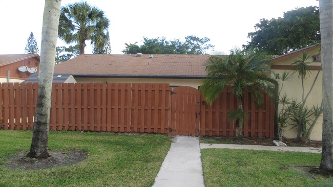 1040 Summit Pl Cir in West Palm Beach, FL - Building Photo - Building Photo