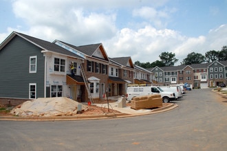 Hollins Station in Halethorpe, MD - Foto de edificio - Building Photo