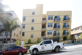 1036 S Norton Ave in Los Angeles, CA - Building Photo - Building Photo