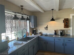 6889 Beverly Glen Ave in Las Vegas, NV - Building Photo - Building Photo