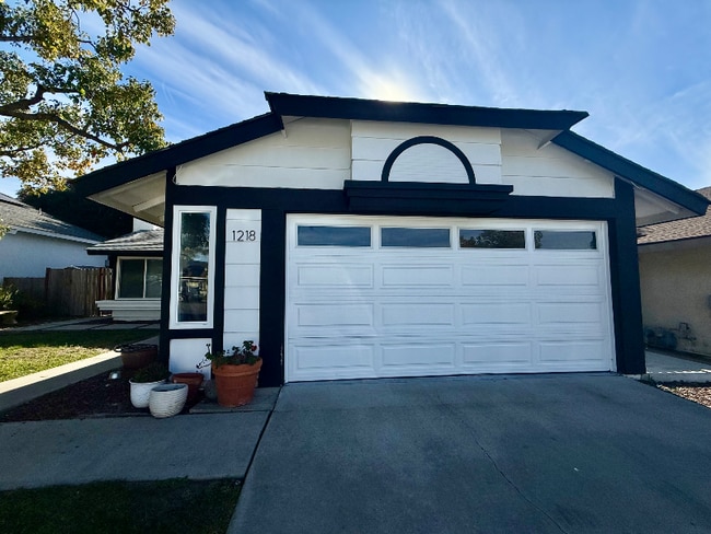 1218 Gatling Ct in Vista, CA - Foto de edificio - Building Photo