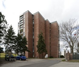 22 Marilyn Dr in Guelph, ON - Building Photo - Building Photo