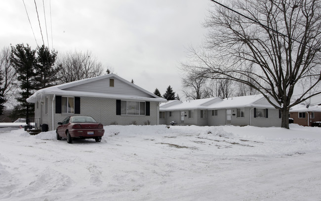 226-236 Kennedy St in Louisville, OH - Foto de edificio - Building Photo