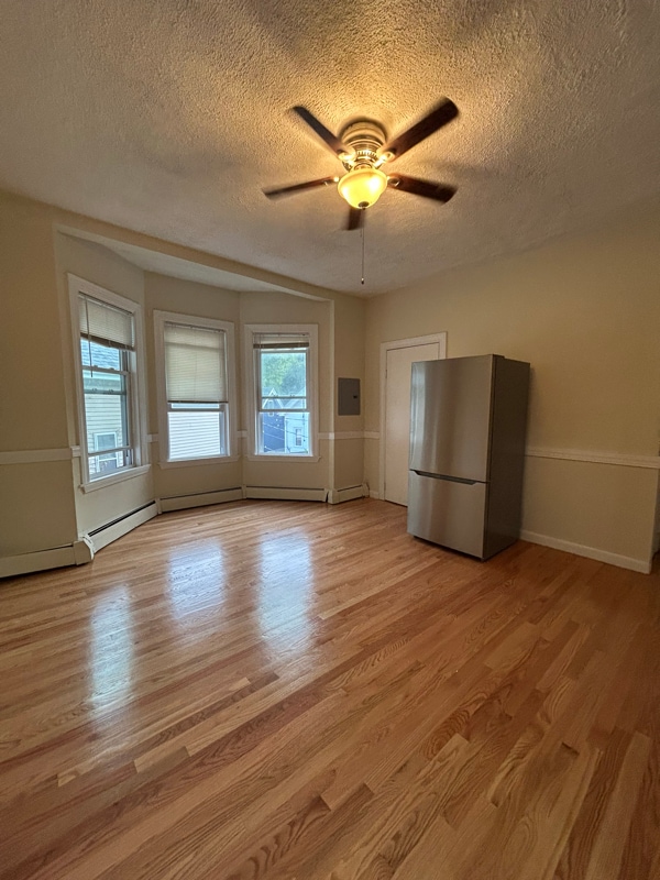 56 Mozart St, Unit 3 in Boston, MA - Foto de edificio - Building Photo