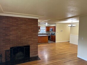 2131 NE 117th Ave in Portland, OR - Building Photo - Building Photo