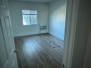 22222 Vanowen St in Canoga Park, CA - Building Photo - Building Photo