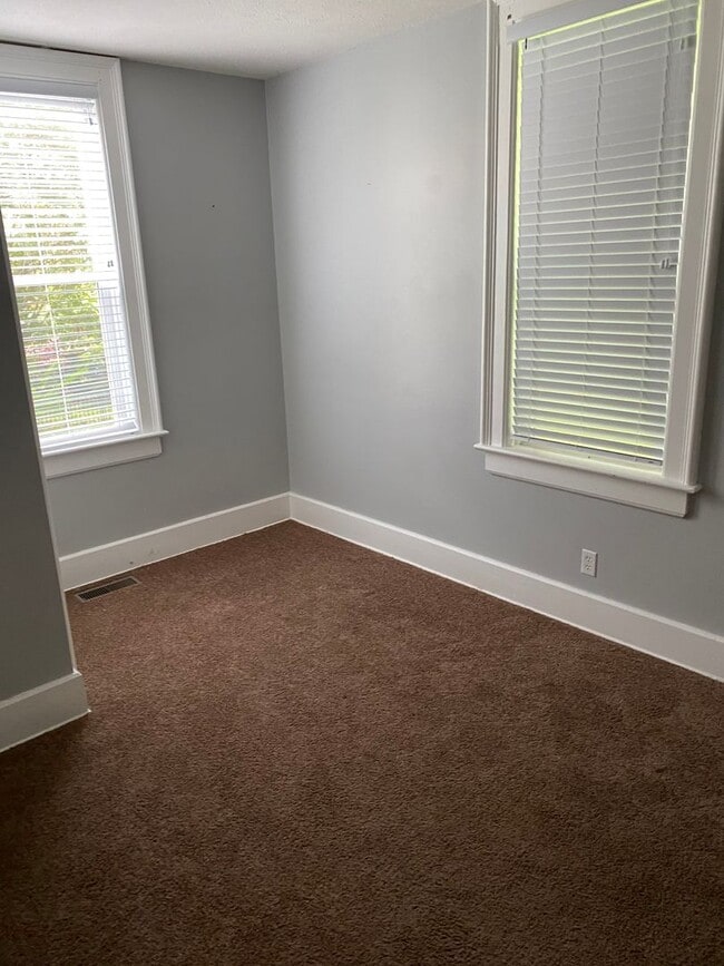 221 N 8th St in Petersburg, IL - Foto de edificio - Building Photo