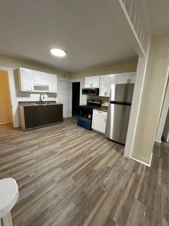 42 Spring St in New London, CT - Building Photo