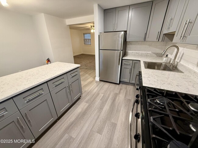 169 Manor Dr in Red Bank, NJ - Building Photo - Building Photo