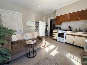 8 A Forest St, Unit 2R in Cambridge, MA - Building Photo - Building Photo