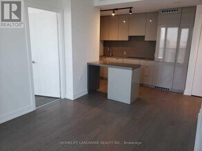 7-5607 Grenville St in Toronto, ON - Building Photo - Building Photo