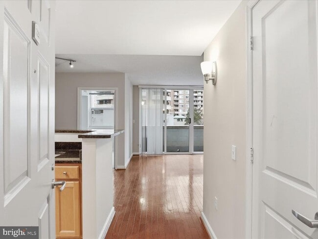 880 N Pollard St in Arlington, VA - Foto de edificio - Building Photo