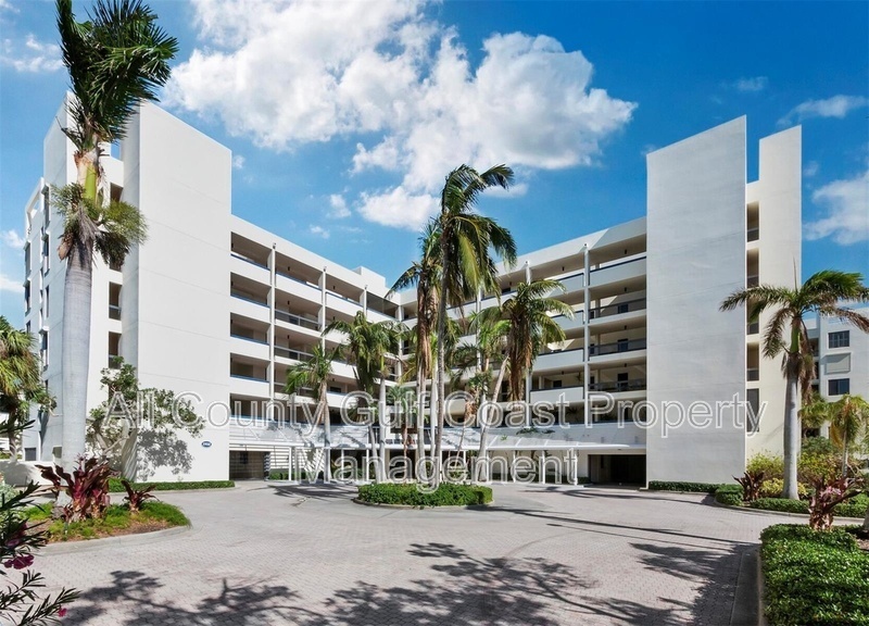 1932 Harbourside Dr in Longboat Key, FL - Building Photo