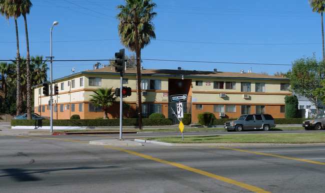 The Newport Apartments in San Fernando, CA - Foto de edificio - Building Photo