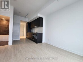 8-3218 Wellesley St W in Toronto, ON - Building Photo - Building Photo