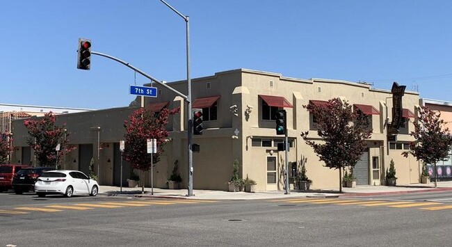 East Village Lofts in Long Beach, CA - Foto de edificio - Building Photo