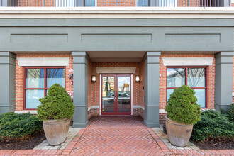 Crescent Court in Jersey City, NJ - Building Photo - Building Photo