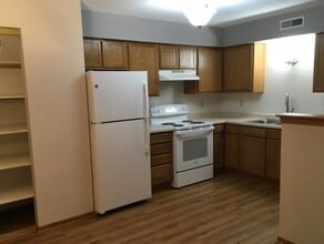 135 W Oak Leaf Dr, Unit 1 in Oak Creek, WI - Building Photo - Building Photo