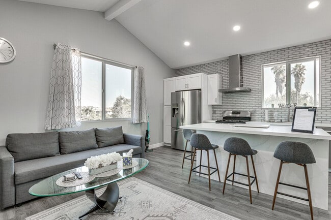 2022 Avenida Del Diablo