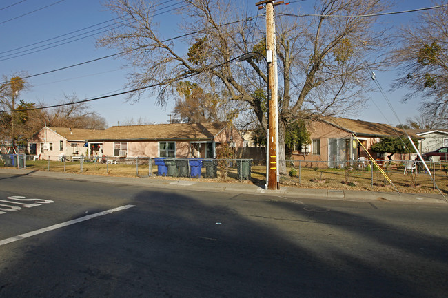 2701 Altos Ave in Sacramento, CA - Foto de edificio - Building Photo