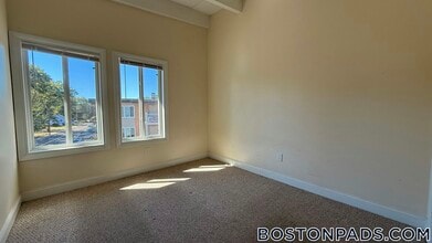 12 Westgate Dr in Woburn, MA - Building Photo - Building Photo