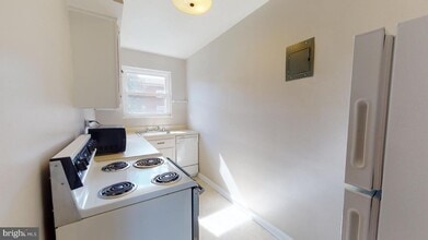 6186 Greenwood Dr-Unit -201 in Falls Church, VA - Building Photo - Building Photo