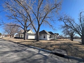 920 E 16th Ave in Hutchinson, KS - Building Photo - Building Photo