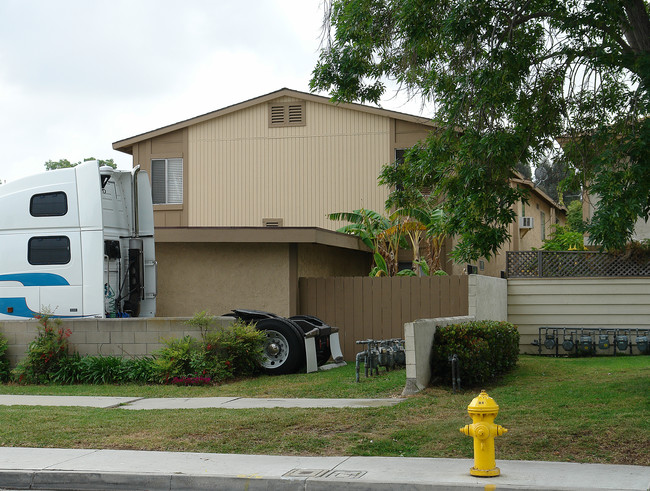 2648 Santa Ana Ave in Costa Mesa, CA - Foto de edificio - Building Photo