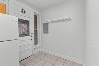 2453 N Clark St in Chicago, IL - Building Photo - Building Photo