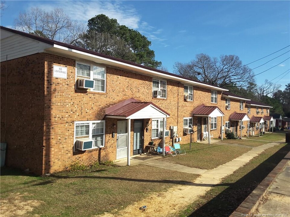 1708 Newark Ave in Fayetteville, NC - Foto de edificio