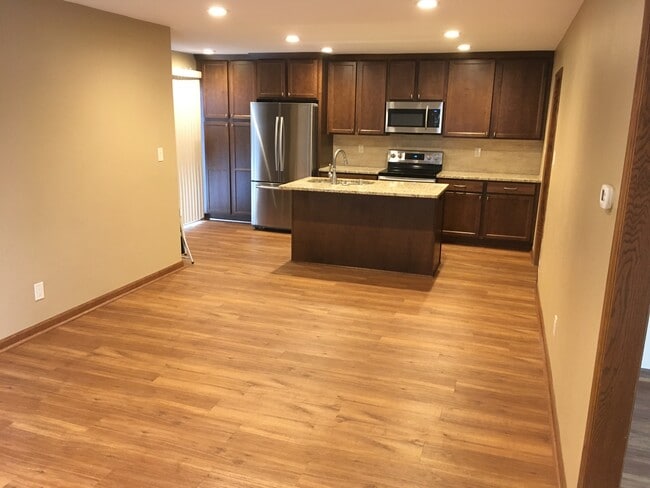 16555 Dane Ct E in Brookfield, WI - Building Photo - Building Photo