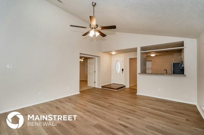 1334 Cedar Ridge Dr in Lewisville, TX - Foto de edificio - Building Photo