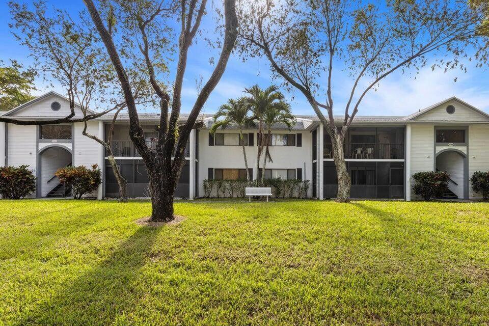 15449 Lakes of Delray Blvd in Delray Beach, FL - Foto de edificio
