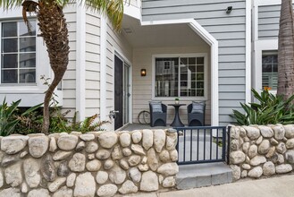 406 E Bay Ave in Newport Beach, CA - Building Photo - Building Photo