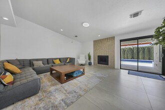 1045 E Deepak Rd in Palm Springs, CA - Building Photo - Building Photo