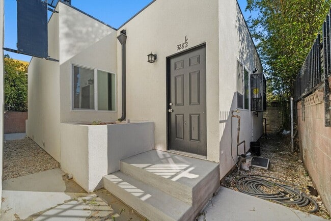 328 W 51st St in Los Angeles, CA - Building Photo - Building Photo