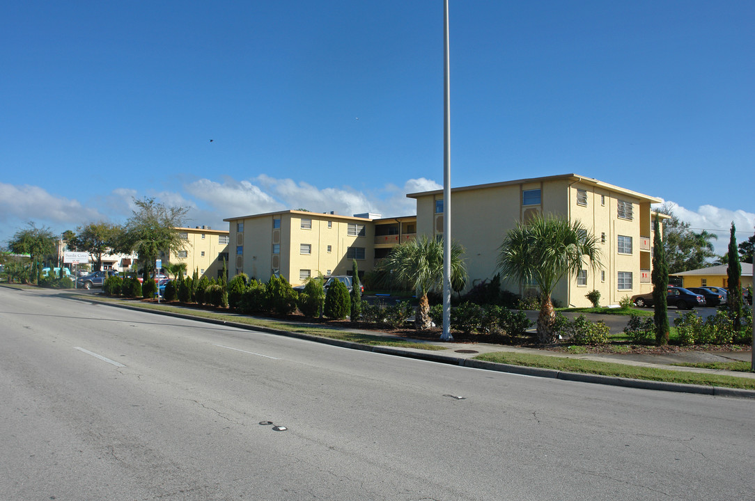 Sunlit Cove Apartments in St. Petersburg, FL - Building Photo