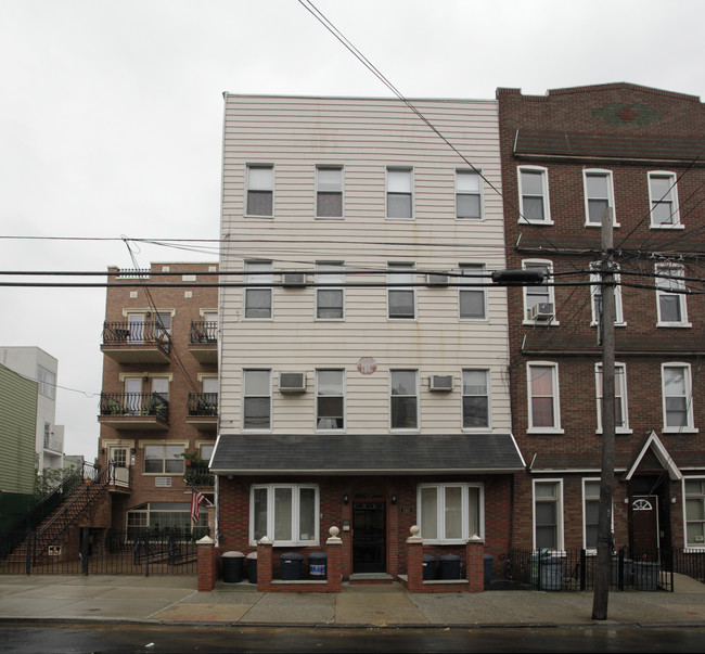 180 Frost St in Brooklyn, NY - Foto de edificio - Building Photo
