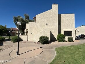 2020 W Union Hills Dr in Phoenix, AZ - Building Photo - Building Photo