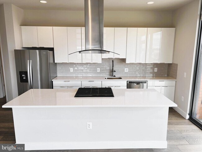 2000 Clarendon Blvd-Unit -1302 in Arlington, VA - Building Photo - Building Photo