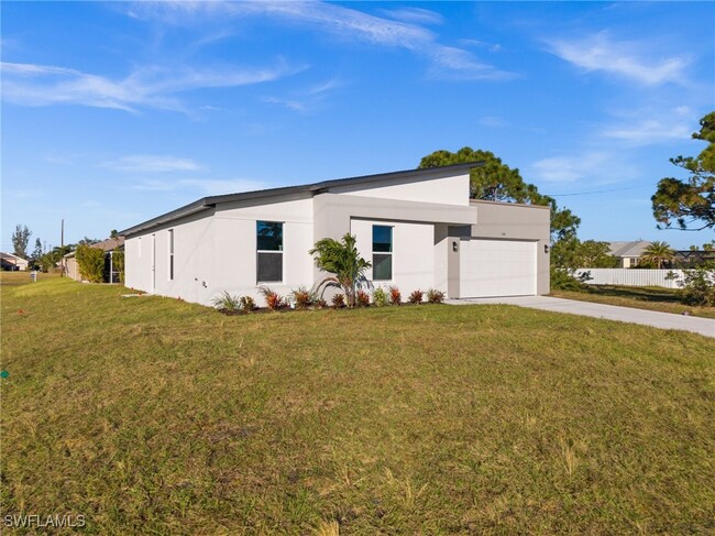 1020 Chiquita Blvd N in Cape Coral, FL - Building Photo - Building Photo