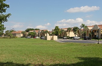 Fairway Greens in Pembroke Pines, FL - Building Photo - Building Photo