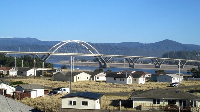 702 NW Oceania Dr in Waldport, OR - Building Photo - Building Photo
