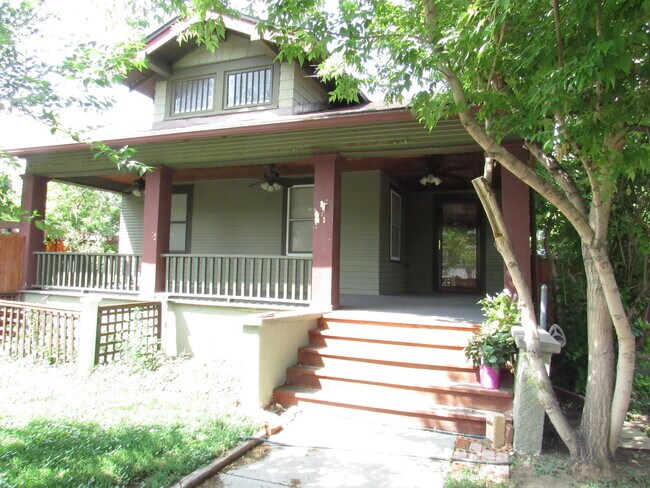 property at 302 S Lincoln St